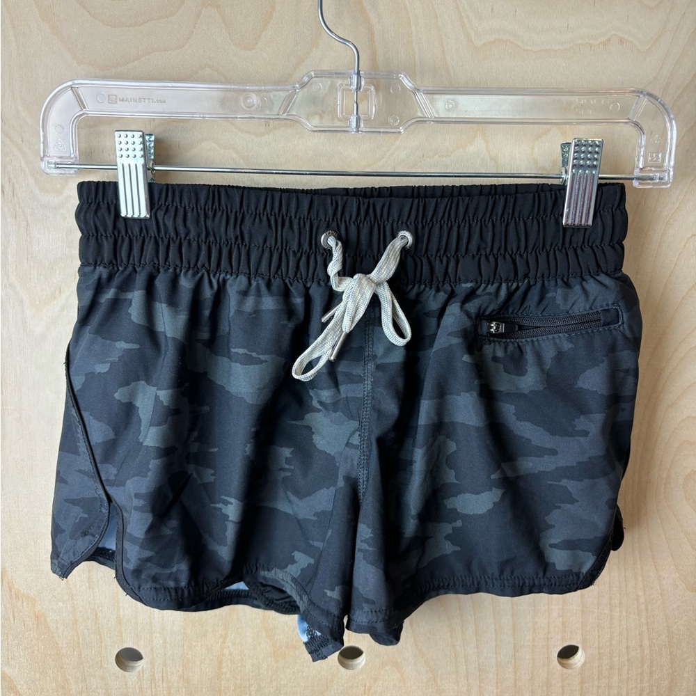 Vuori Women's Clementine Shorts 2.0 Black Camo XS - Picture 2 of 6
